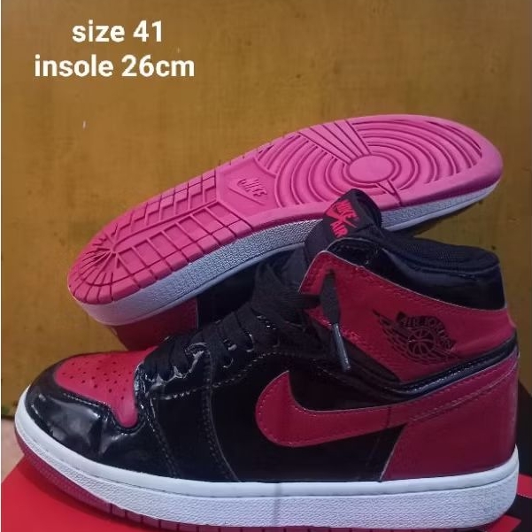 Sepatu Aj1 bred patent glossy merah hitam size 41/26cm