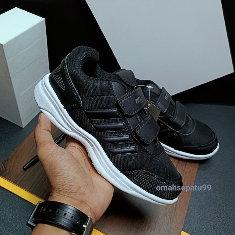 Sepatu sekolah velcro hitam strip terbaru