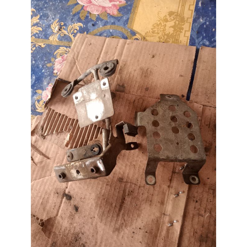 pangkon dudukan dasi dan body depan Suzuki SkyDrive