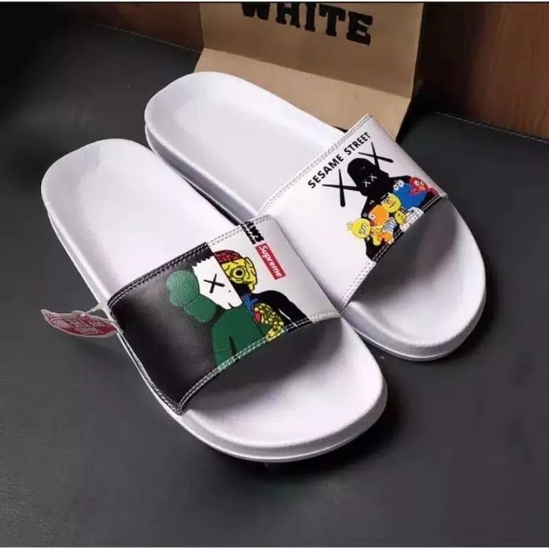 Sandal Slide kaws Pria Wanita  Sandal Slop  kws  Sandal Selop Pria Wanita kaws Sandal Slop kaws Wani