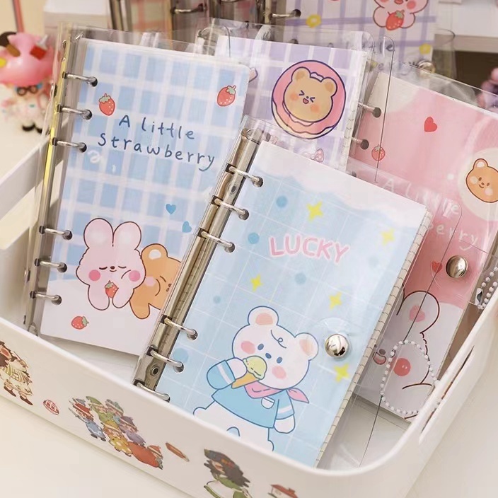 

Tawaran Buku binder A6 isi 1 lembar dengan Liontin FREE DIY STIKER Notebook PVC 6 ring Buku catatan isi ulang loose leaf Buku an karakter kartun aesthetic Jurnal perjalanan Scrapbook transparan Daily planner lucu