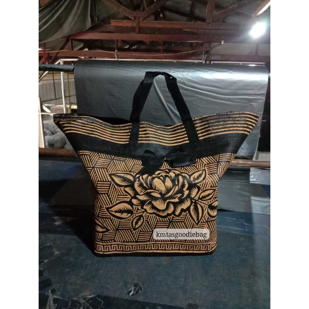 

Goodiebag tas kain hajatan besek sri plipit uk 22x22 isi 12pcs