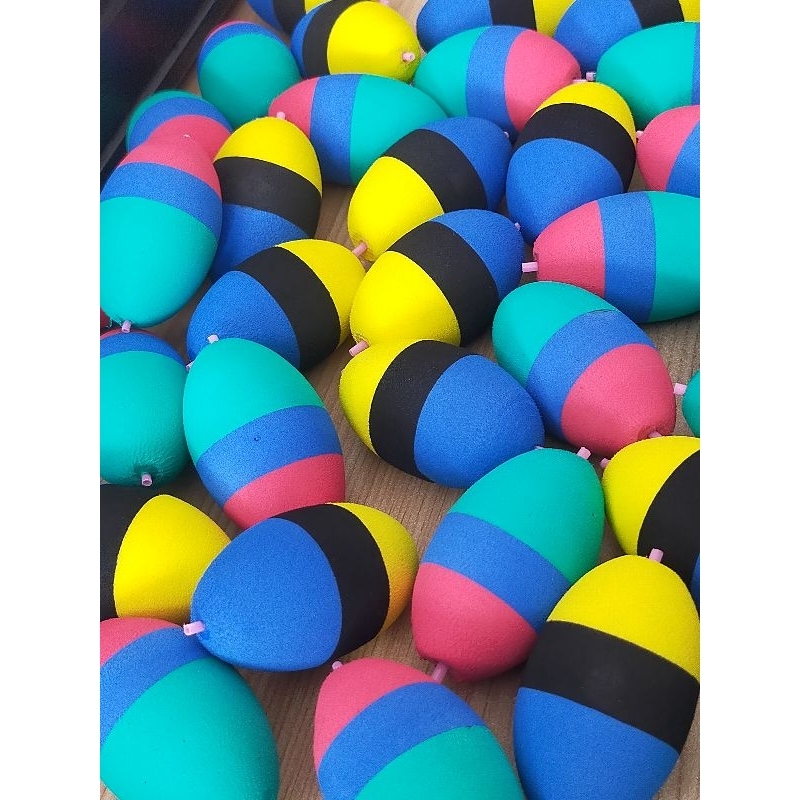 Pelampung pancing busa warna sedotan ditengah