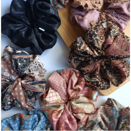 Scrunchie ikat rambut motif Batik Bunga jumbo motif random buatan Toko Lila Tasikmadu Karanganyar So