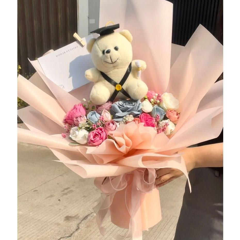 Bouquet wisuda dengan boneka wisuda / bouquet graduation jakarta instant sameday ready / buket wisud