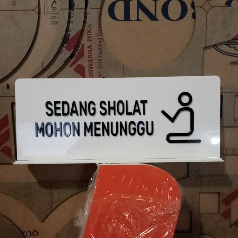 

KODE N13W Sedang Sholat Sign In Label Acrilik tmbul