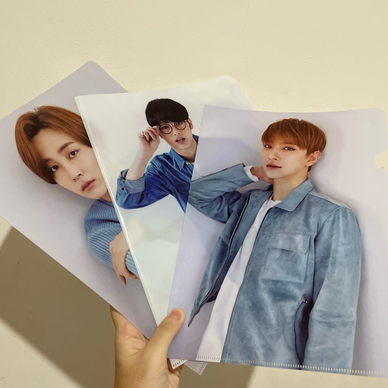 Seventeen File Holder