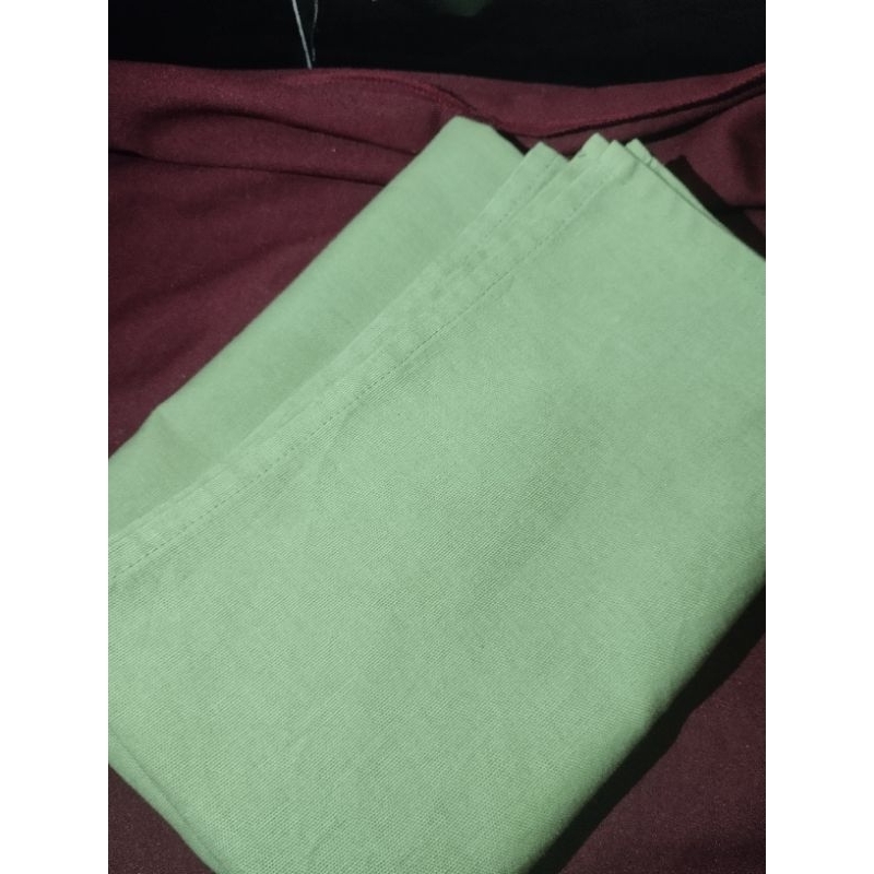 Taplak meja makan ukuran 100*100 warna hijau sage, bahan linen tebal.