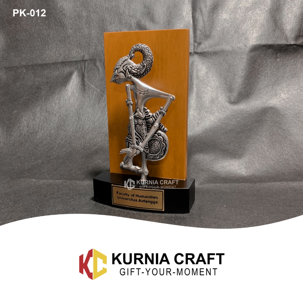 Plakat Kayu Kombinasi Logam Wayang, Custom Keterangan dari Kuningan, dan Include Box Bludru.