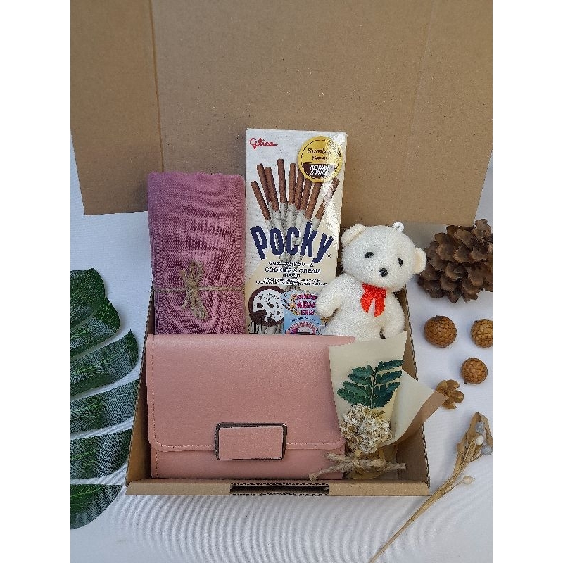 

Gift Box Hijab Bella Square dan pocky-Hampers Dompet dan Boneka Mini-Hampers Aesthetic Kekinian-Kado Untuk Cewek-Kado Untuk Pacar-Ulang Tahun - Anniversary - Wedding-Graduation - Paket Hampers Lengkap - Hampers Murah