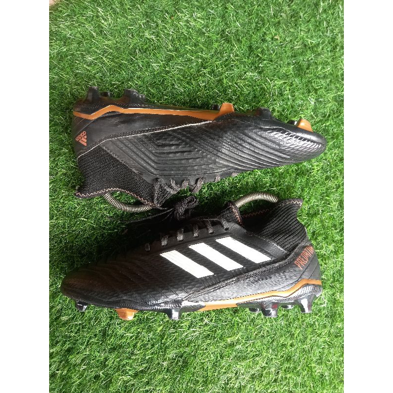 Sepatu bola adidas predator second