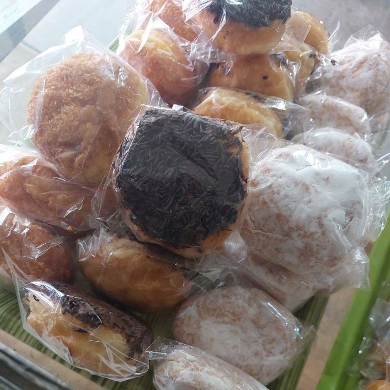 

Jajanan pasar kue basah Roti goreng / donat toping meses / donat isi blueberry