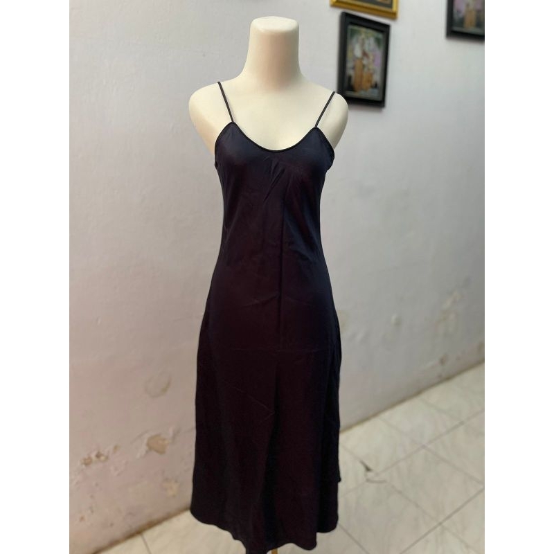 dress hitam satin