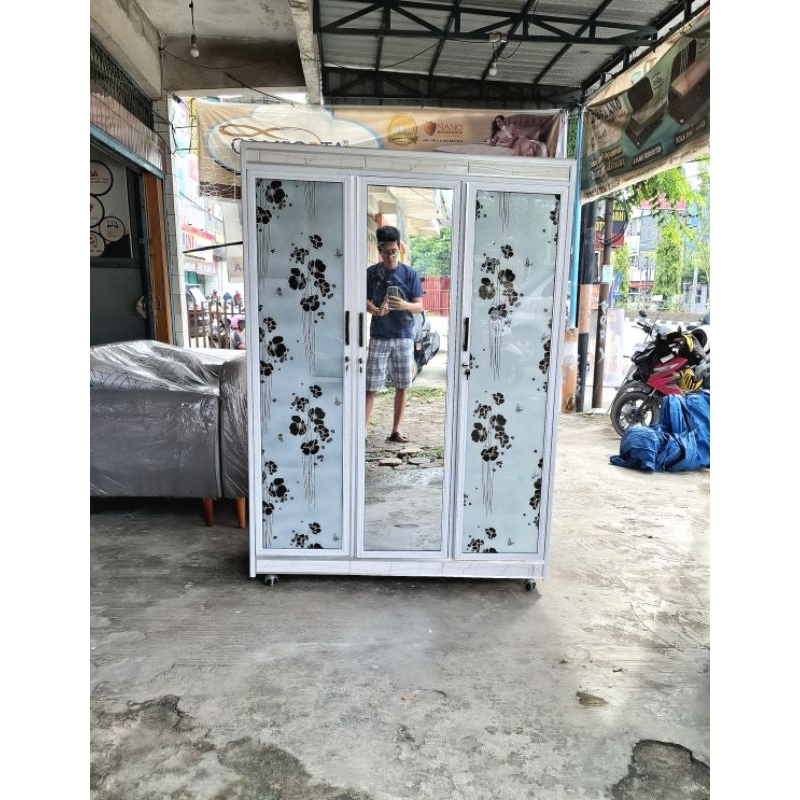 lemari baju pakaian minimalis kaca aluminium