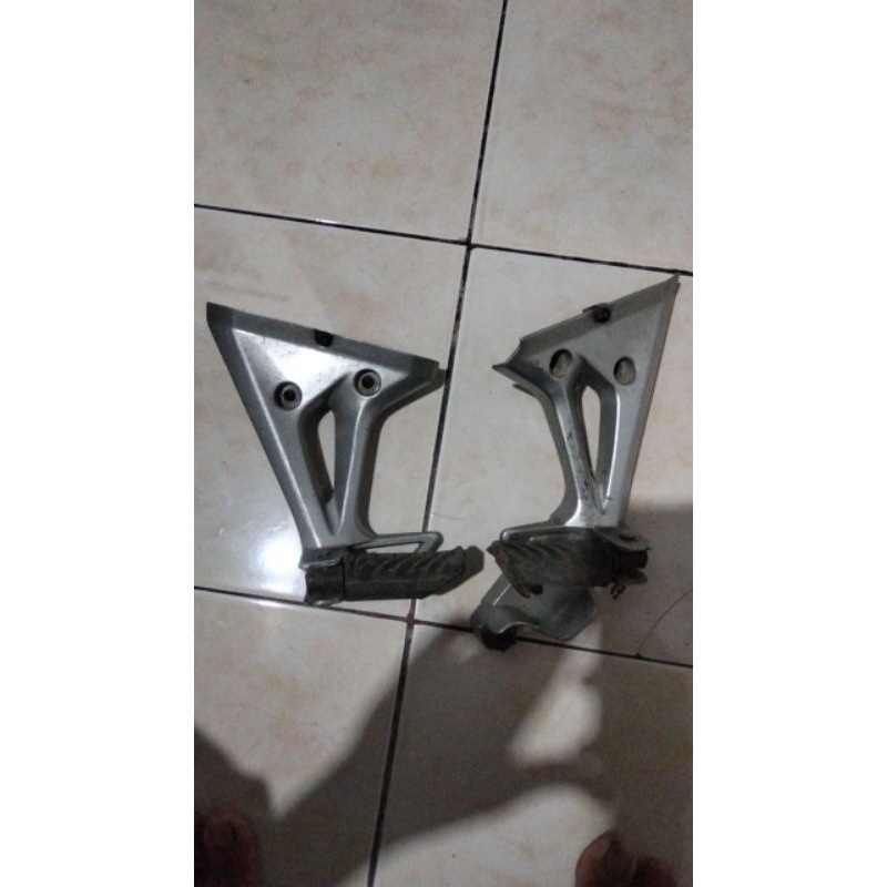 Bostep pijakan kaki belakang Honda Blade Repsol ORIGINAL SECOND