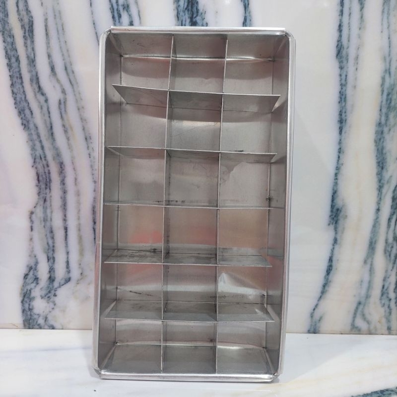 

LOYANG SEKAT BROWNIES 20X10 LUBANG 18