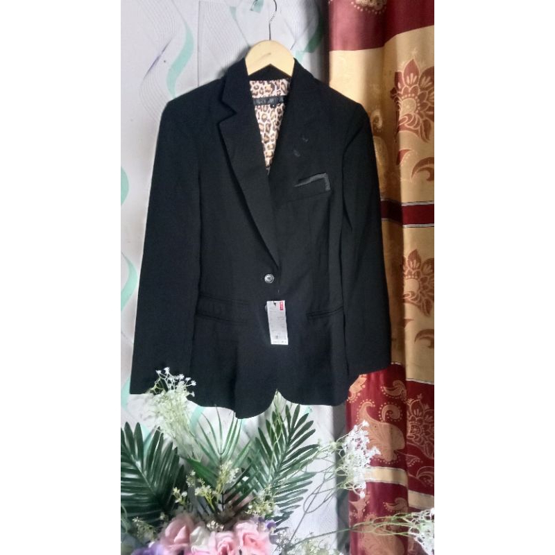 blazer hitam wanita
