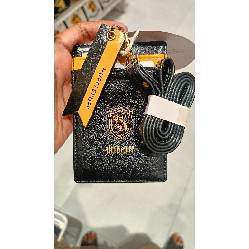 

LANYARD CARDHOLDER MINISO X HARRY POTTER HUFFLEPUFF EDITION | HITAM | GANTUNGAN KARTU