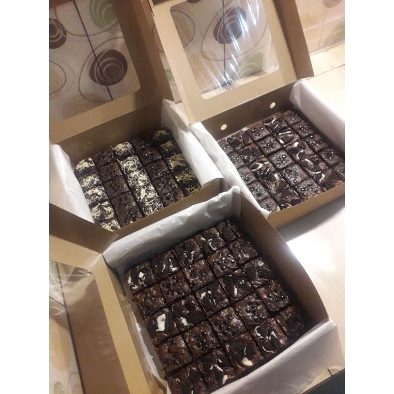 

fudgy brownies 20x20 isi 24 potong beba spilih toping