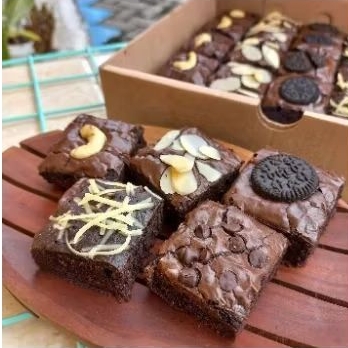 

Fudgy Brownies ukuran large isi 25 potong