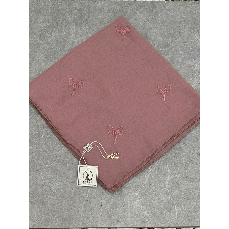 Penawaran Terbatas Hijab Segi Empat Paris Azara Bordir Pita Kecil Pouch Meta Logo AZARA