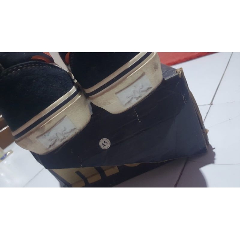 preloved sepatu word division