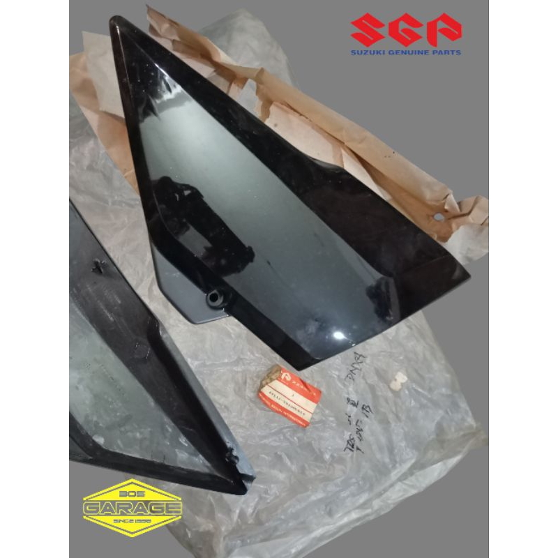 cover tutup box bok tepong kempol dop aki Suzuki trs trz118 suzuki katana nos original bagian kanan 