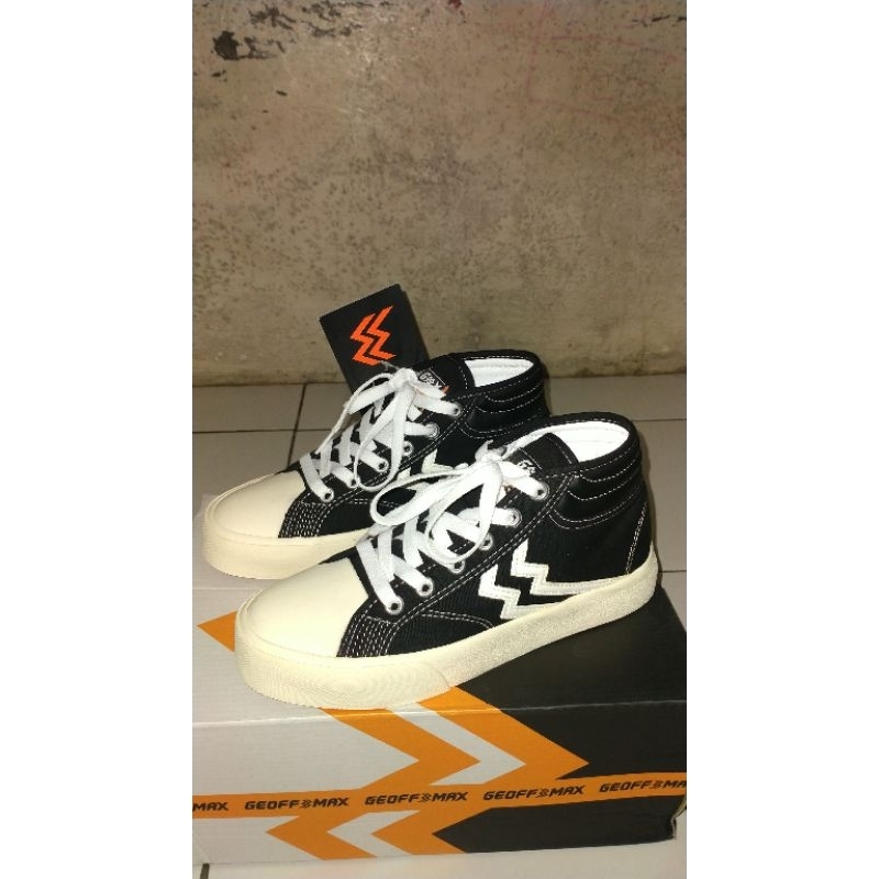 Sepatu Geoff max Maverick Mid Black White