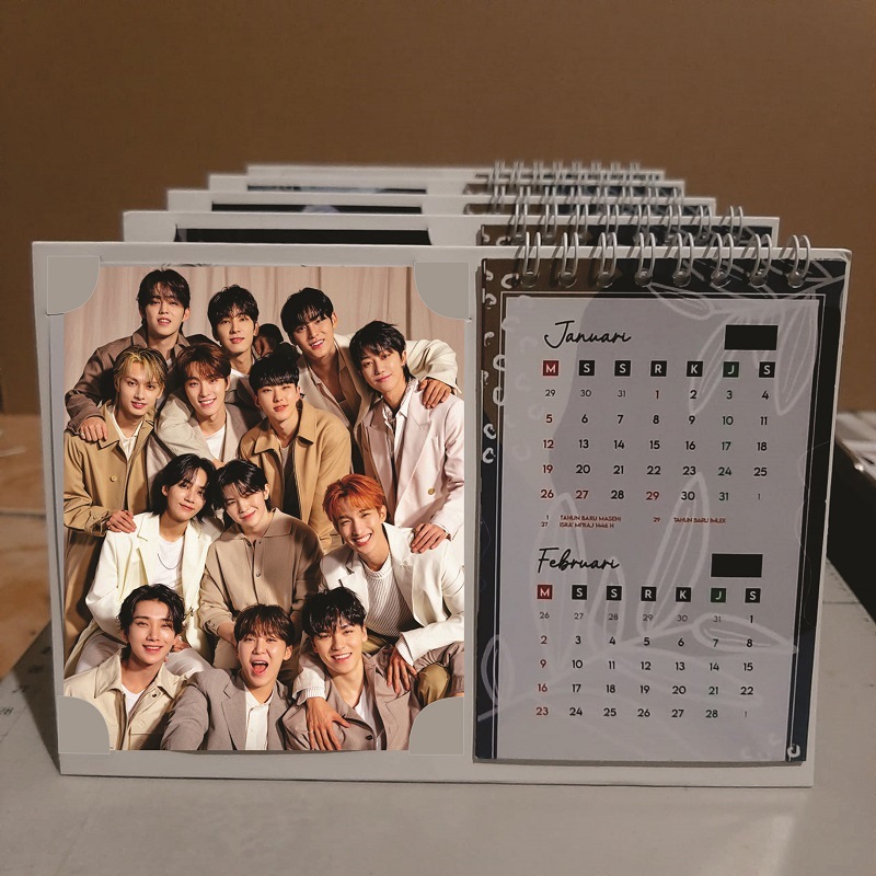 

[Versi 3] Kalender Duduk 2025 Kpop, seventeen nct dream, nct 127, zb1,treasure, bts , stray kids, enhypen, txt, nct, zero base one