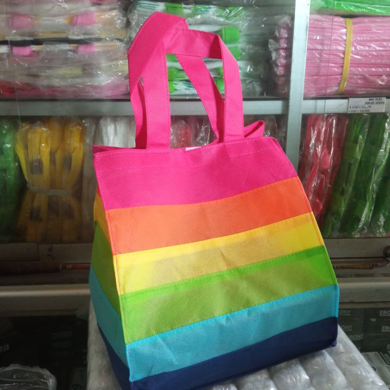 

Tas Hajatan / Tas Tasyakuran / Tas Berkat motif rainbow. ukuran PxLxT 24x22x27 muat dus nasi ukuran 22 ditambah dus kue diatasnya. Bahan spunbond tebal 75gsm dijahit