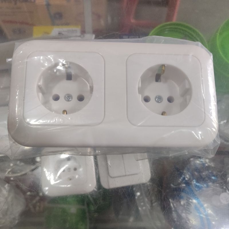 colokan listrik 2 lubang dan 1 lubang