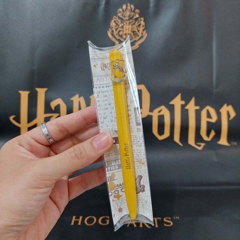 

READY Miniso X Harry Potter HUFFLEPUFF Ballpoint Pulpen Pen Hitam Harry Potter