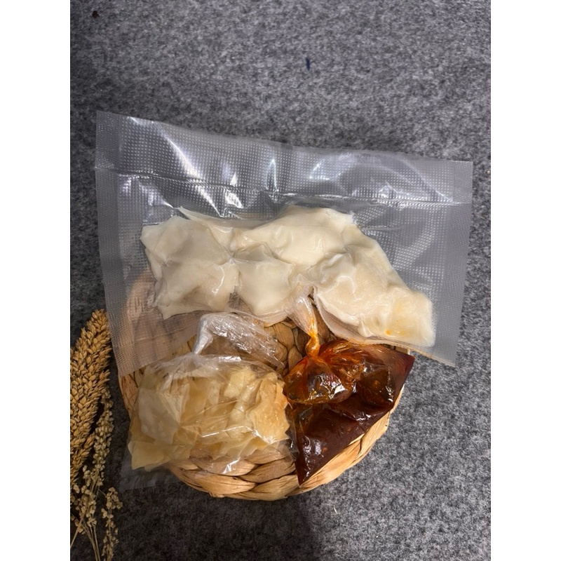 

WONTON CHILI OIL/PANGSIT AYAM CHILI OIL PEDAS/HOTE BITE SNACK