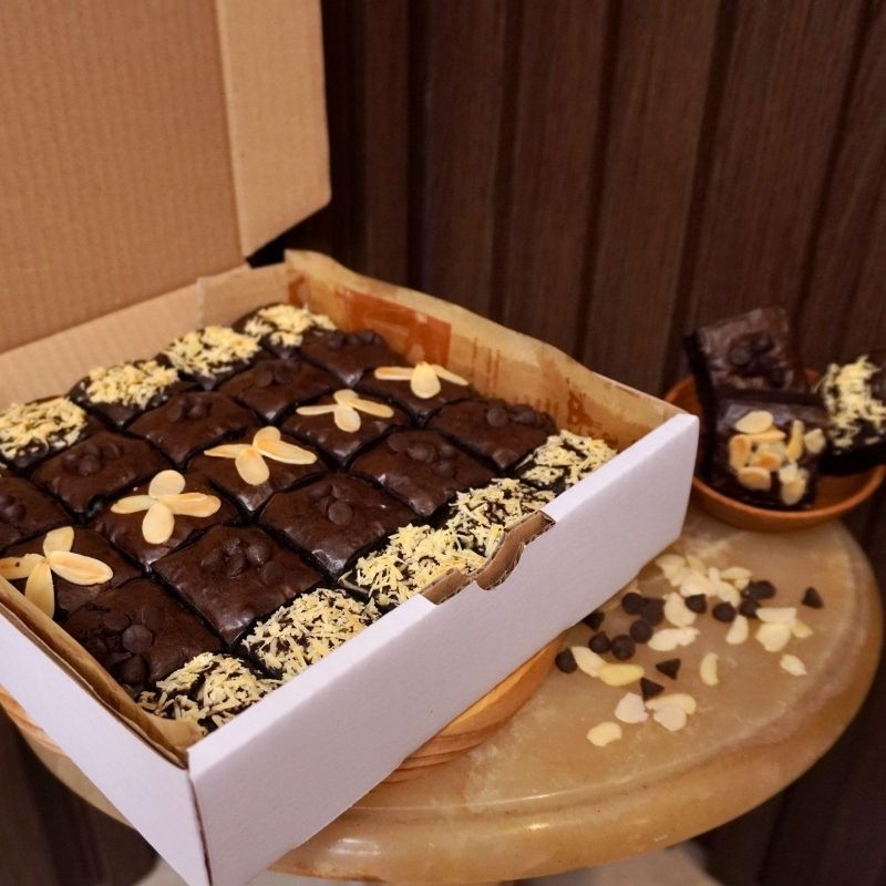 

OICA - Fudgy Brownies / Brownies Sekat 20 / Kue Ulang Tahun Tulisan Custom 20x20cm