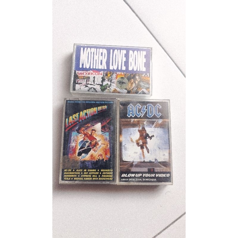 kaset AC/DC, MOTHER LOVE BONE, LAST ACTION HERO