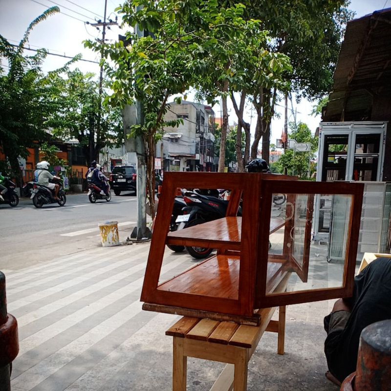 Etalase Kayu dengan Packing Kayu Pajangan Makanan Di Restorant, Warung, Etalase Resto, Etalase Pajan