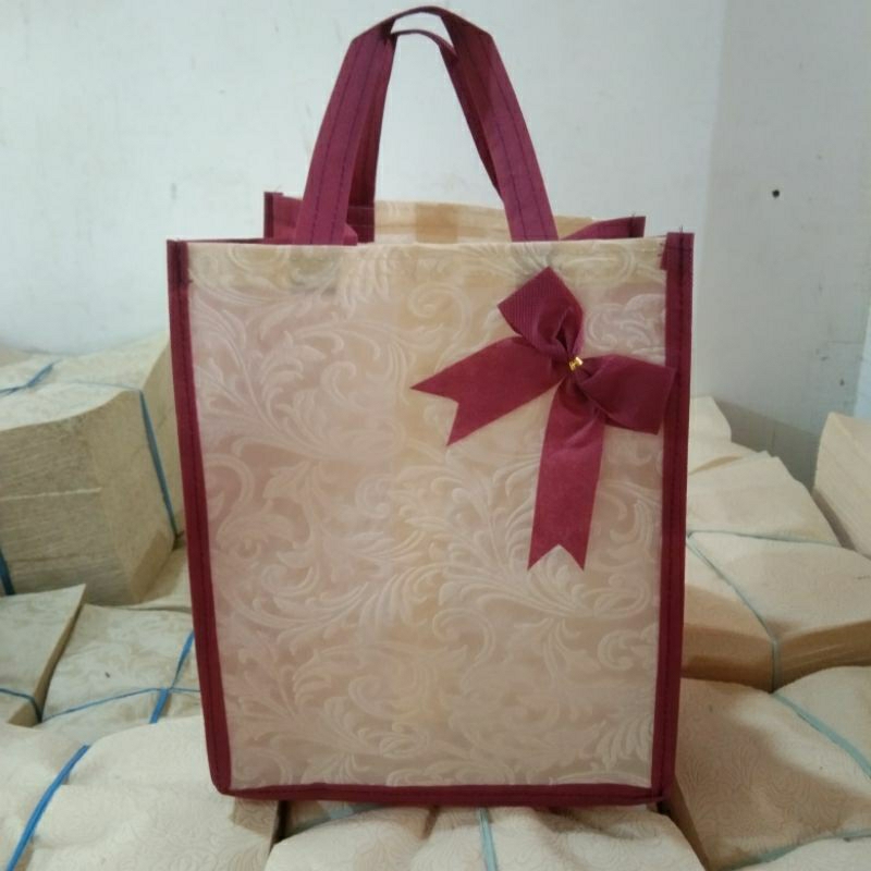 

Tas Hajatan Box Embos Pita Ukuran 22x22x30/ Tas Kotak Nasi/ Goodie Bag/ Tas Spunbond