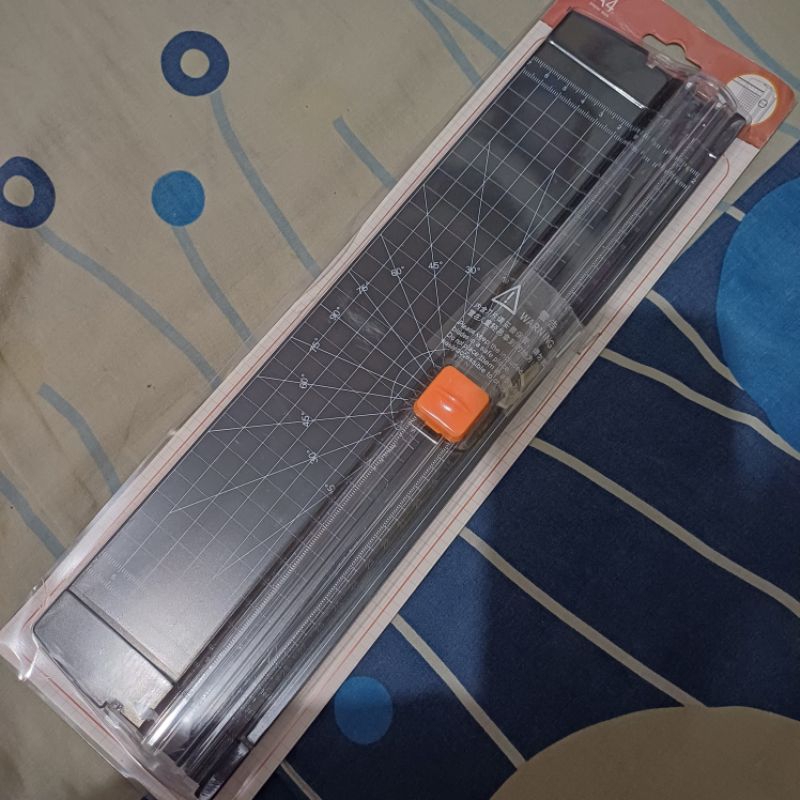

Alat pemotong kertas manual