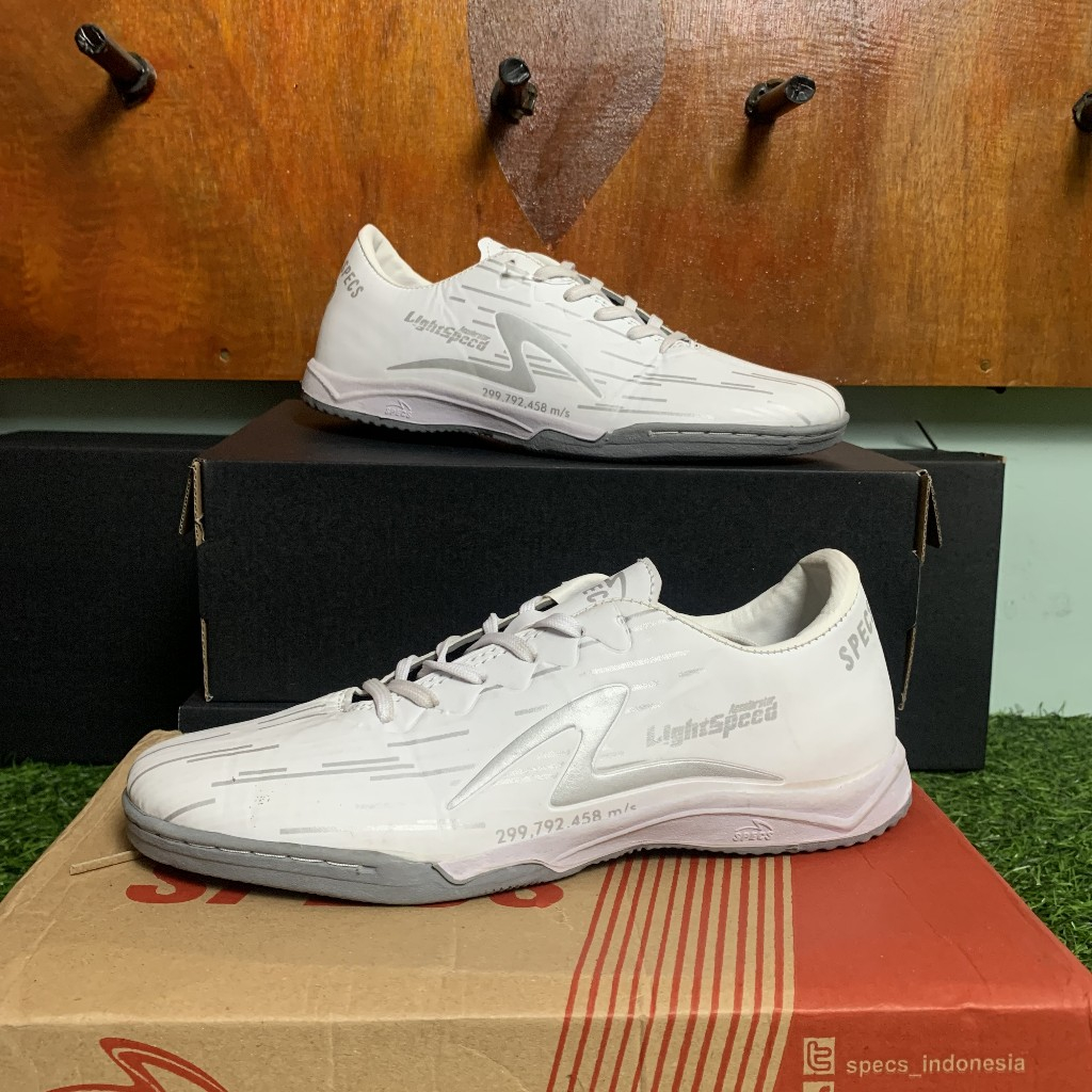 Sepatu Futsal Specs Lightspeed Reborn Putih Silver