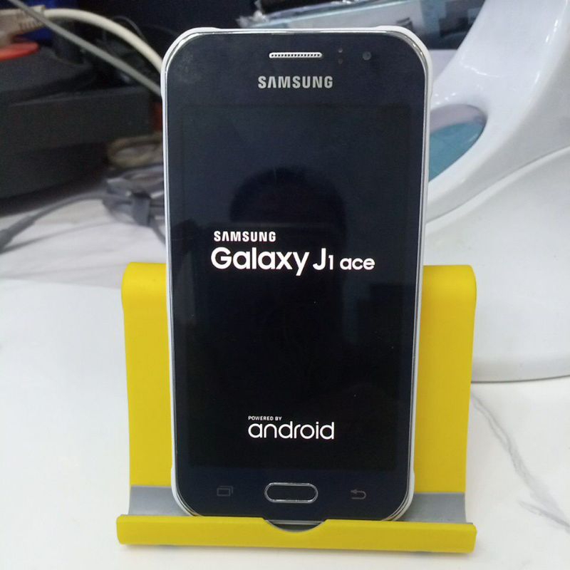 Samsung Galaxy J1 ACE. LCD Amoled.                                                        -         