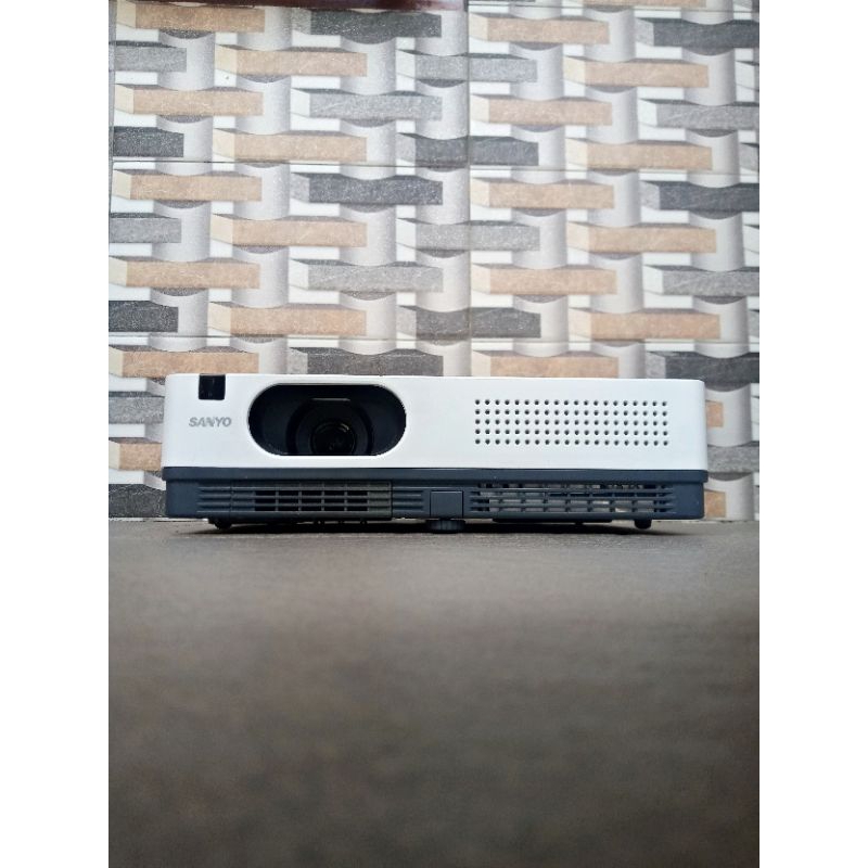 Proyektor Sanyo PLC XD2200 | 2200Lumens | resolusi xga | tech LCD | Second | Bekas