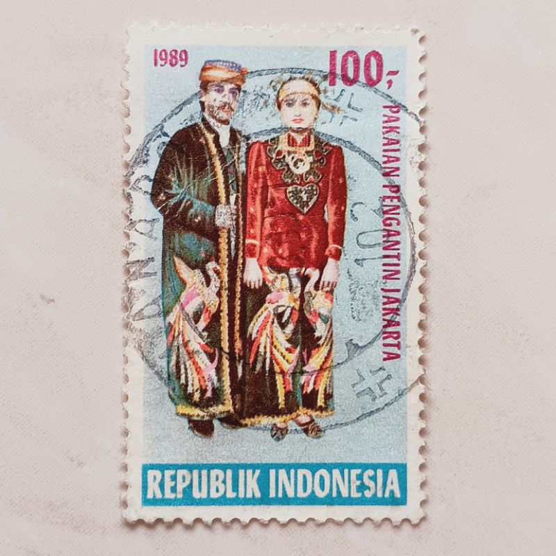 

(AF) Perangko Indonesia 1989 Pakaian Pengantin Daerah Seri 3 Nominal 100 Rupiah Used