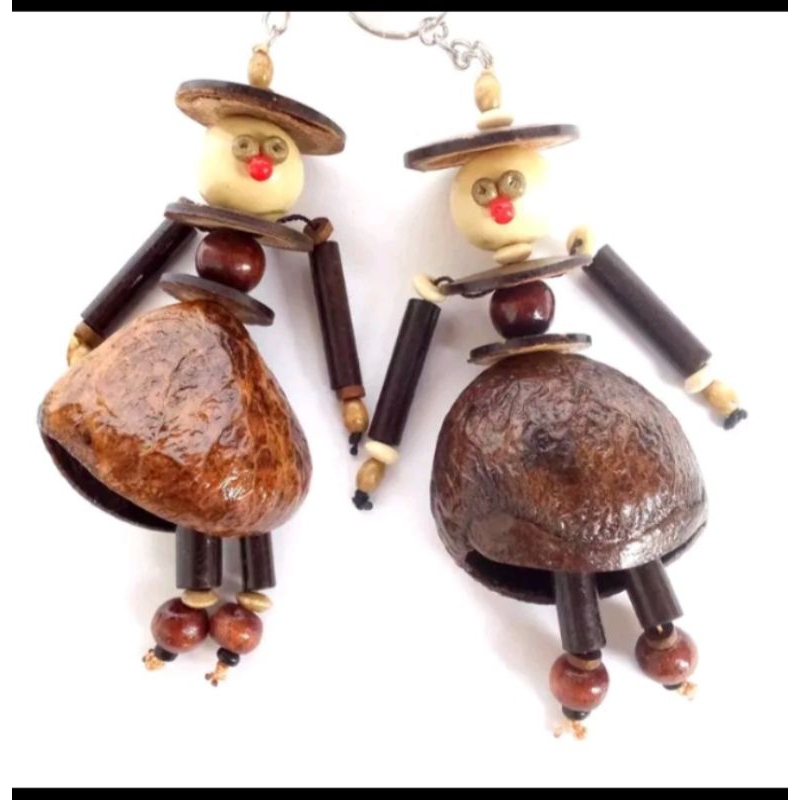 gantungan kunci boneka kayu