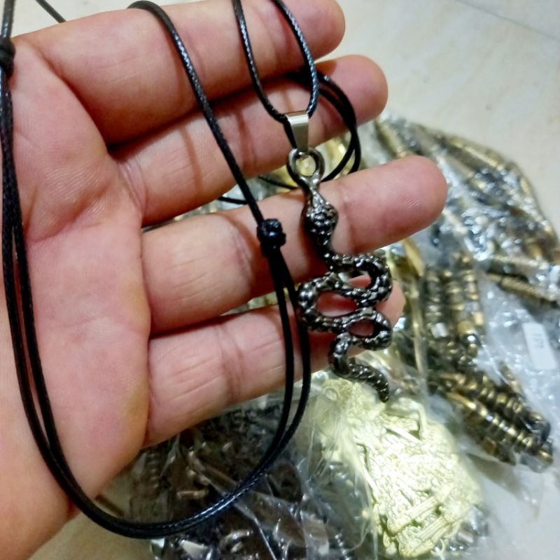 kalung tali hitam bandul ular cobra hitam