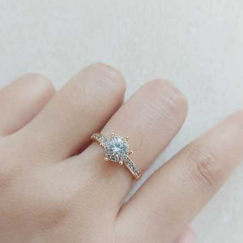 Xuping Cincin Solitaire Cincin Kasual Wanita 4703