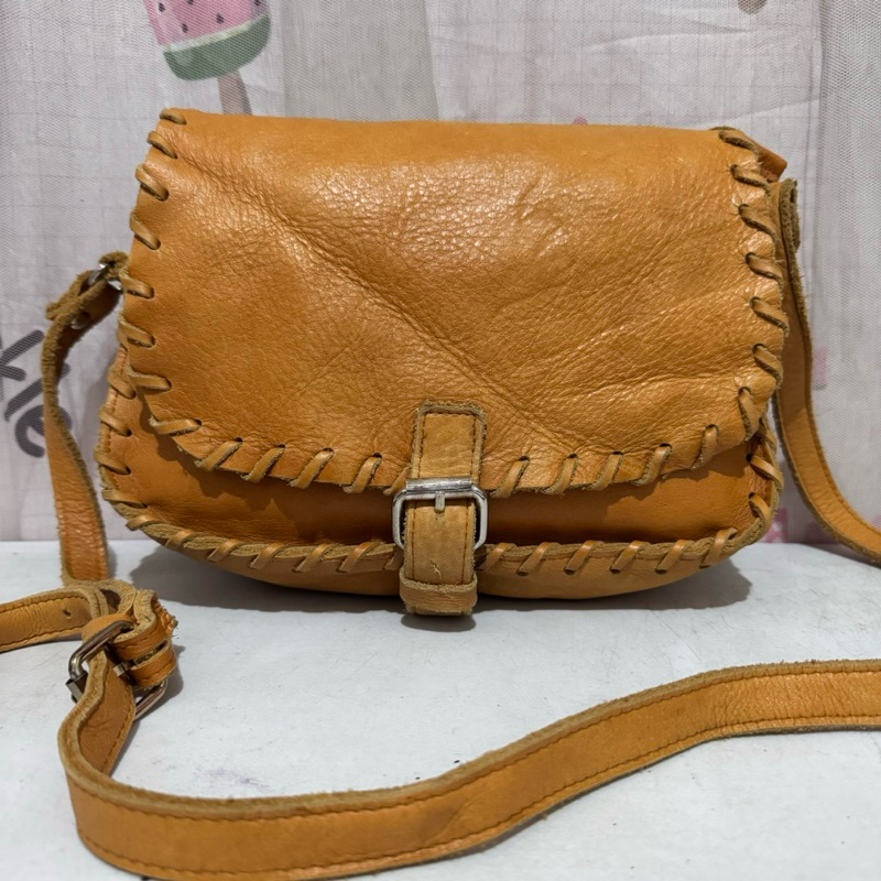 tas sling bag kulit sapi asli. tas selempang kulit asli wherever you go. preloved