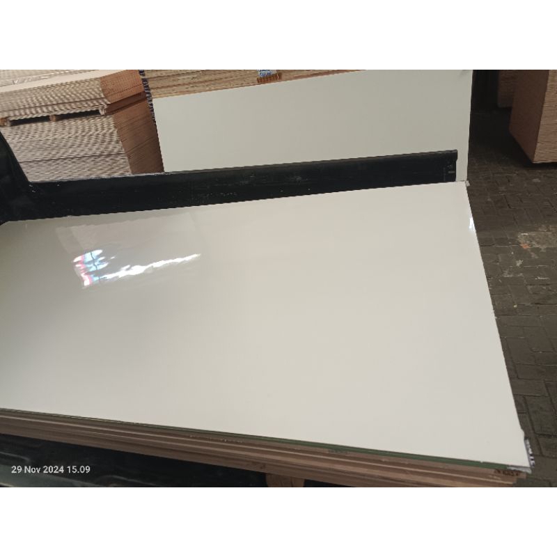 triplek melamin glosy /costum triplek melamin