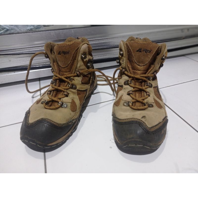 Sepatu Gunung Arei 41 bekas