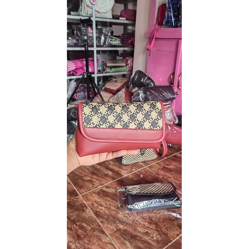 Tas rotan motif dayak kalimantan