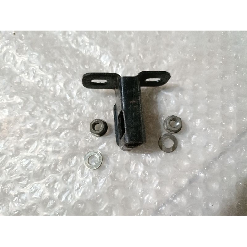 pengait jok Suzuki ts100 ts125 pengait kunci jok Suzuki ts100 ts125 original nos made in Japan